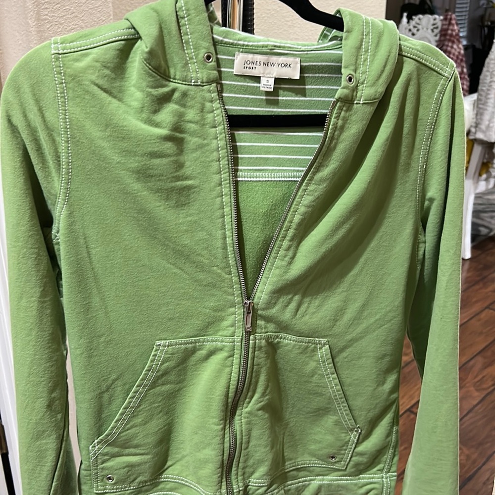 Sweat shirt with hoodie